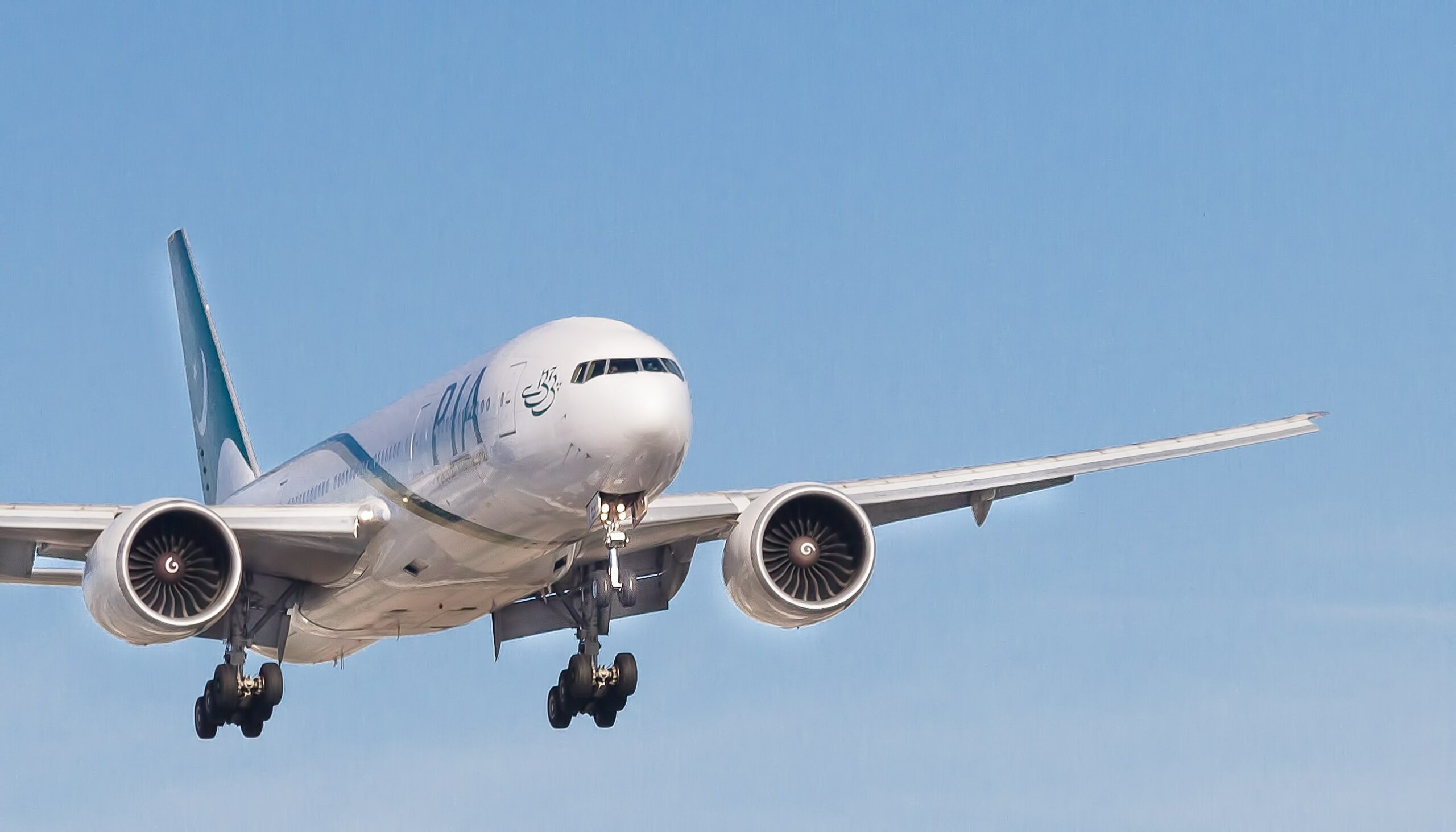 plane flying / Riyadh Air collaborates with Accenture