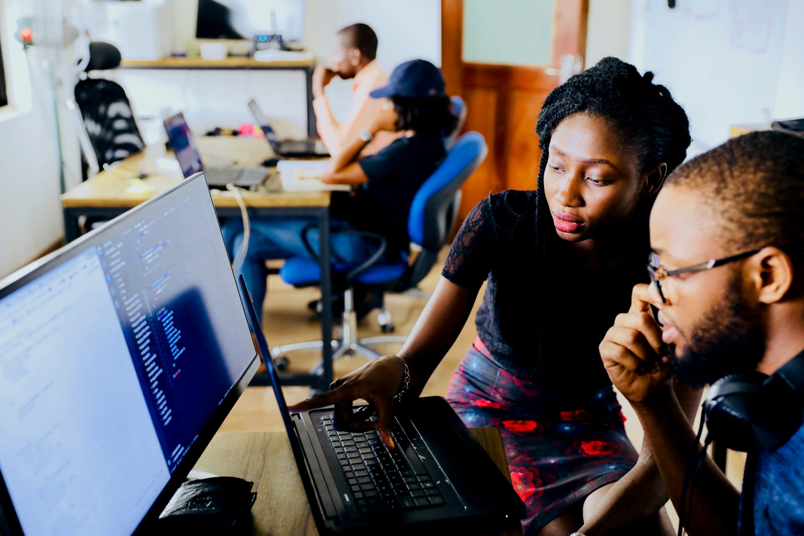 A man and a woman sitting at a computer as the woman points at the screen and comtemplates something | training CloudRock