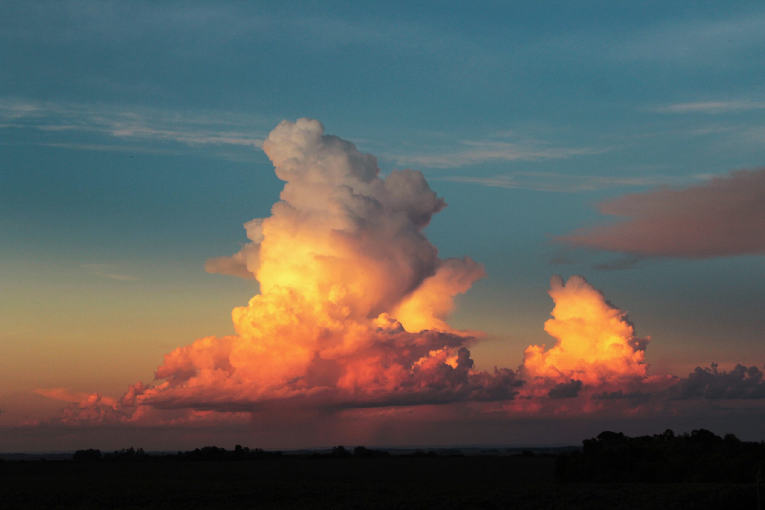 A multi gradient horizon view of cloud structures in orange, red, yellow and blue | Rimini Street