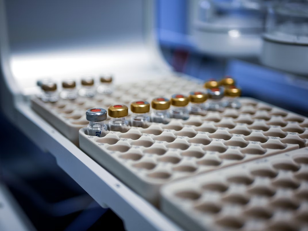 Cell and gene therapy manufacturing vials arranged in a controlled lab tray for traceability and processing