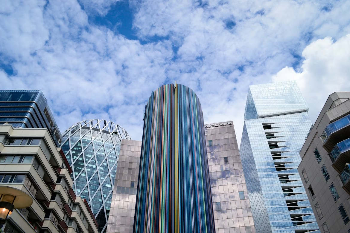 Office environment representing France’s tech dependency plan and shift from Windows to Linux across public sector IT systems.