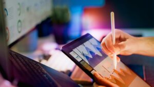 person-using-stylus-on-tablet-with-charts-_SAP ODI Data AI-ready