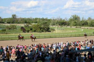 people-watching-horse-race-at-daytime_Kentucky Derby SAP Churchill Downs